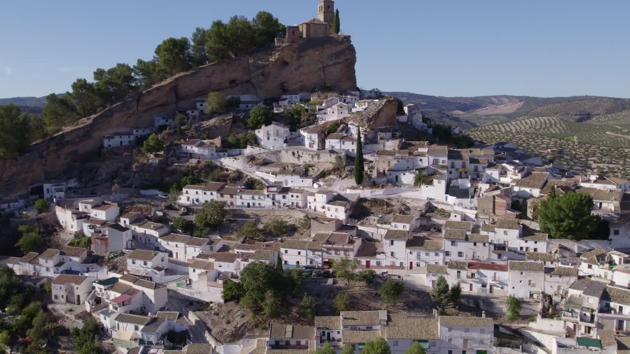 Spagna. Chiesa accanto alla scogliera. Veduta aerea di una città andalusa e della chiesa sulla scogliera. Montefrio. Chiesa del villaggio. Iglesia de la Villa. Andalusia.