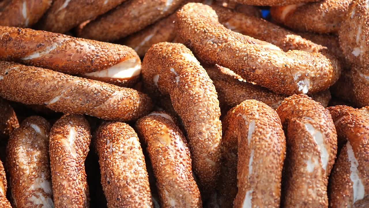 una pila de simit turco