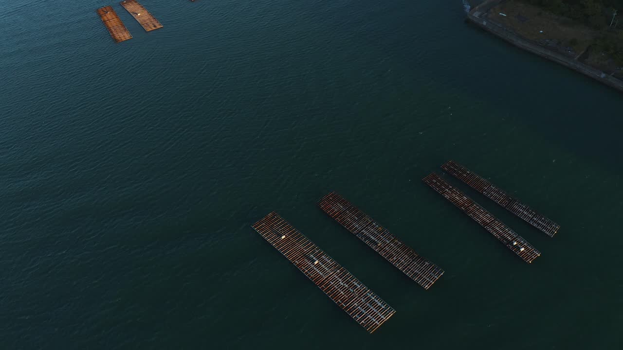 일본 미에 현 토바 만의 굴 농장과 진주 농장 4k 항공