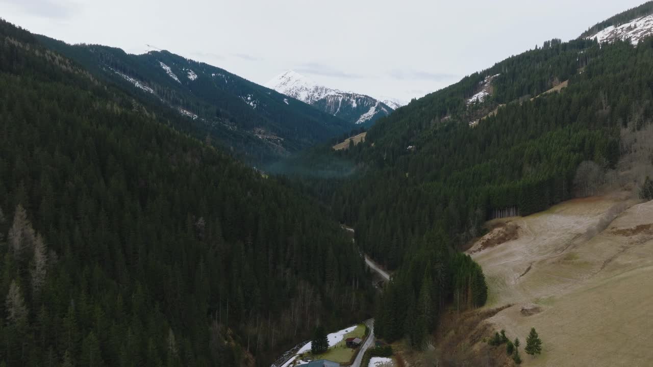 la estación de esquí de saalbach-hinterglemm, ubicada en los alpes austriacos, vista aérea