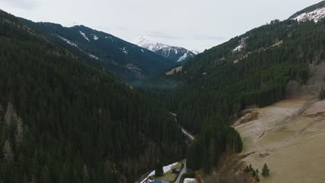 Estación-De-Esquí-De-Saalbach-hinterglemm-Situada-En-Los-Alpes-Austriacos,-Vista-Aérea