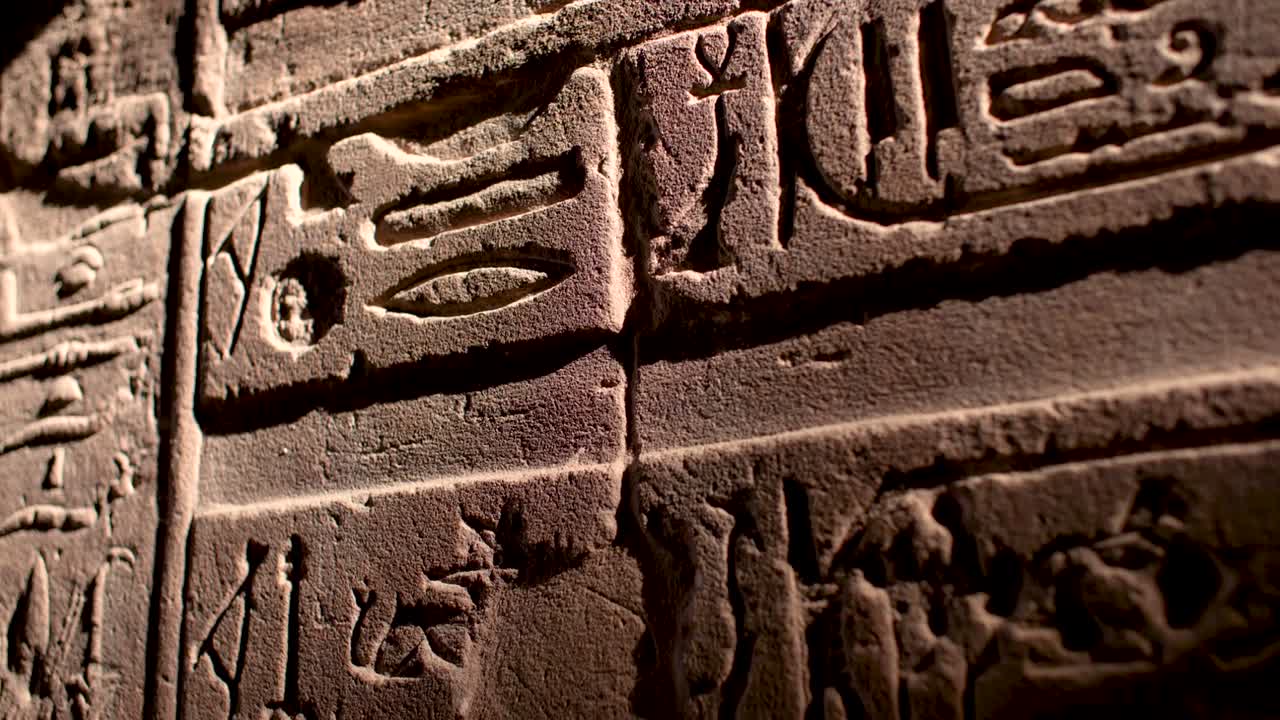 detalles cercanos de jeroglíficos en las paredes interiores del templo de philae, aswan, egipto