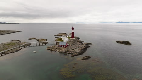 faro de tranoy en el fiordo de vest en hamaroy, nordland, noruega