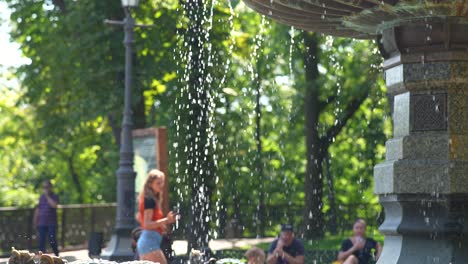 fuente del parque con gente