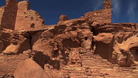 una toma en movimiento que muestra los detalles del exterior de las ruinas más grandes del pueblo en el monumento nacional wupatki en arizona