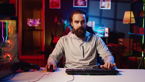hombre juega un intenso torneo de videojuegos en línea durante la transmisión con la audiencia, spamming botones de ataque