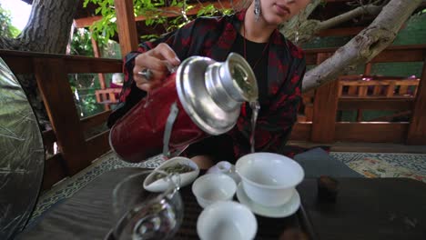 mujer disfrutando de una ceremonia tradicional de té