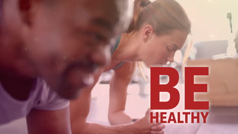 animación de ser texto saludable sobre hombres y mujeres diversos haciendo ejercicio en el gimnasio