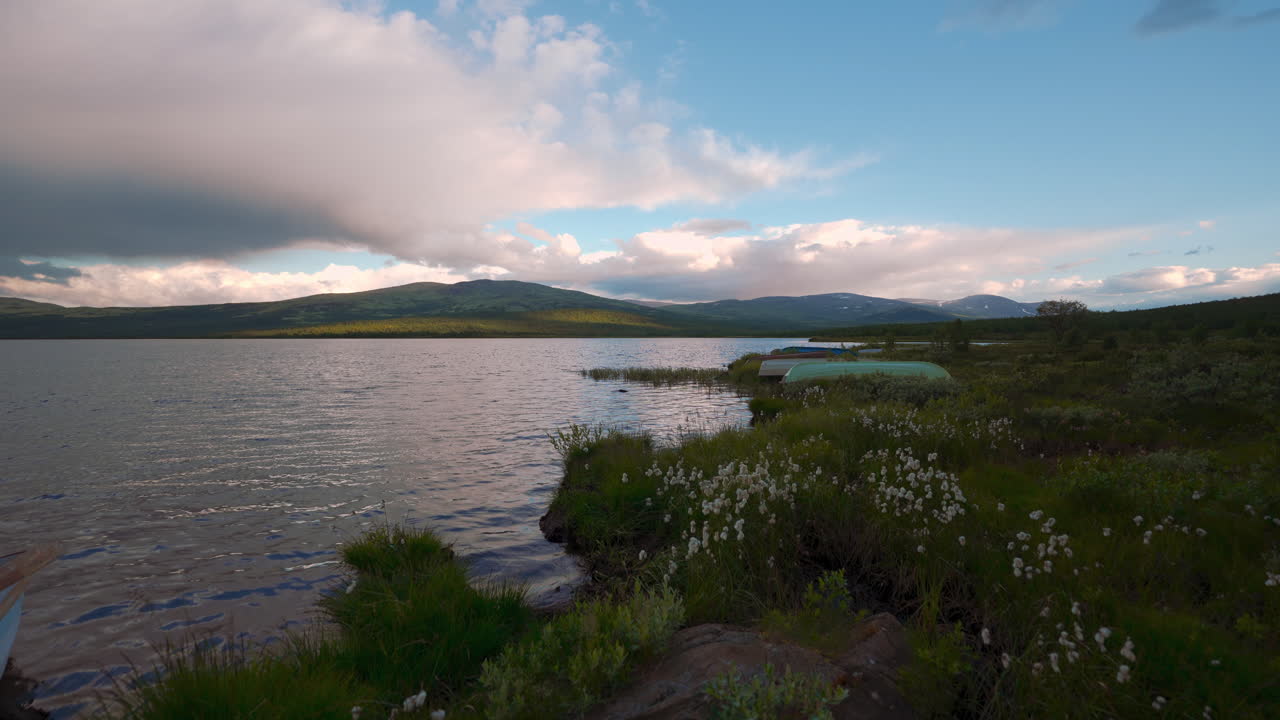 Suggestivo tramonto su un lago nel Circolo Polare Artico, Norvegia. Cinemagraph, montagne degli altipiani e acqua calma