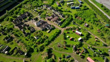 Vista-Aérea-Del-Campo-De-Paintball-Con-Búnkeres-Y-Estructuras-Durante-El-Día-En-Pachfurth,-Austria