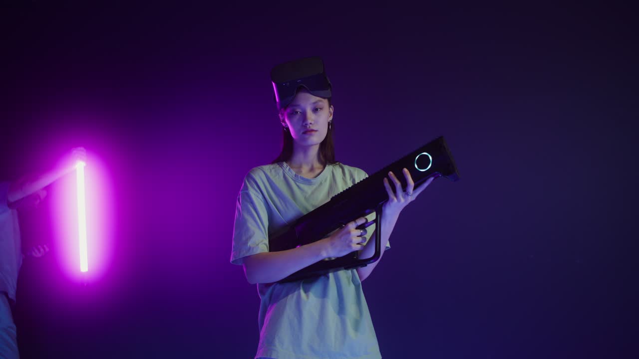Donna che indossa un visore VR mentre gioca a laser tag