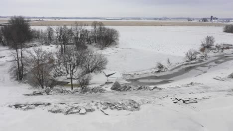 La-Acumulación-Irregular-De-Hielo-Del-Arroyo-Bloqueó-La-Carretera-Debido-Al-Calentamiento-Global