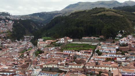 vista lejana desde arriba de la impresionante iglesia de san cristóbal en una colina en cusco, perú
