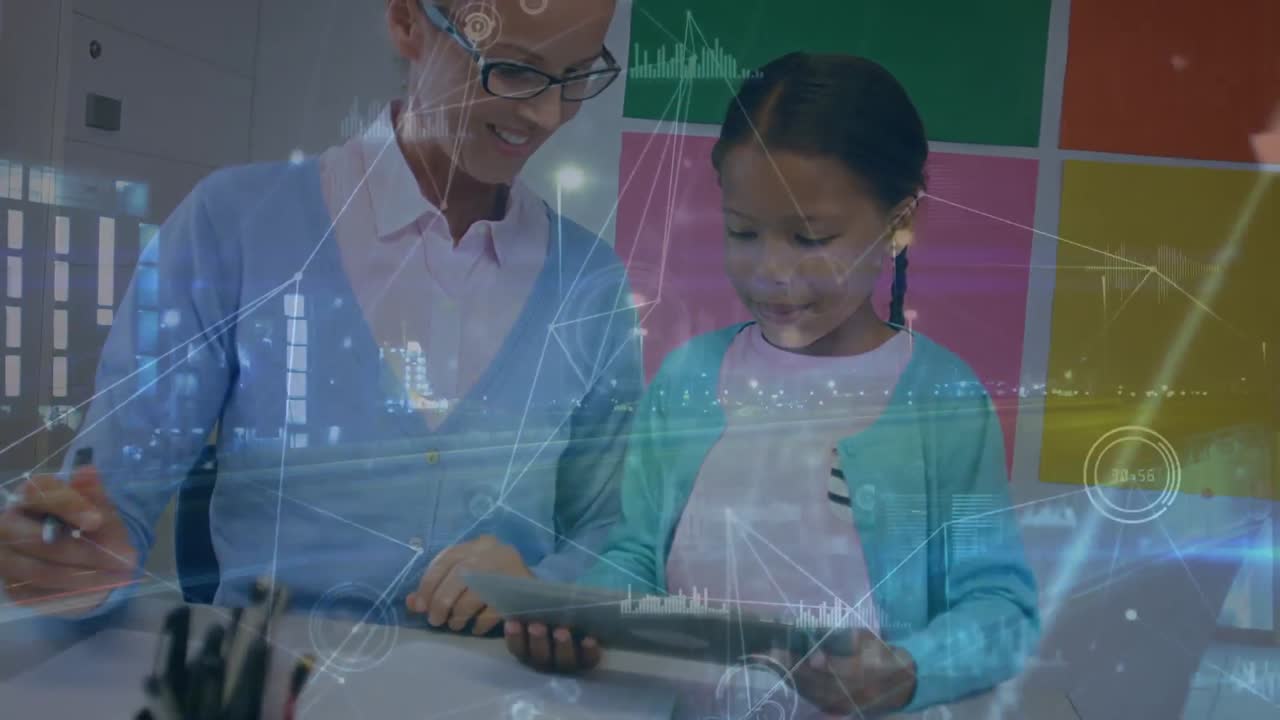 animación de una maestra caucásica con una estudiante biracial usando una tableta para procesar datos