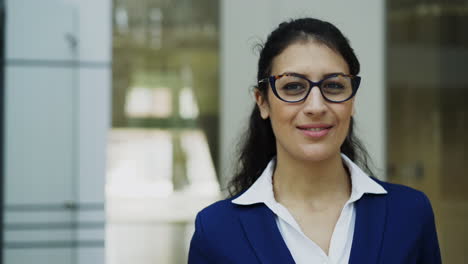 retrato de mujer de negocios en una oficina moderna
