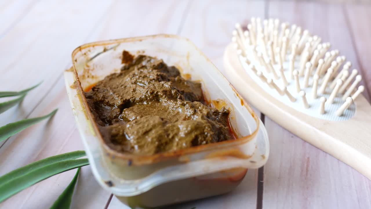 máscara para el cabello diy en un recipiente con un pincel