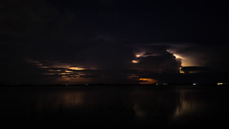 Dos-Tormentas-Epilépticas-Eléctricas-Sobre-Agua-Reflectante-Con-Un-Avión-Volando-Y-Desviándose