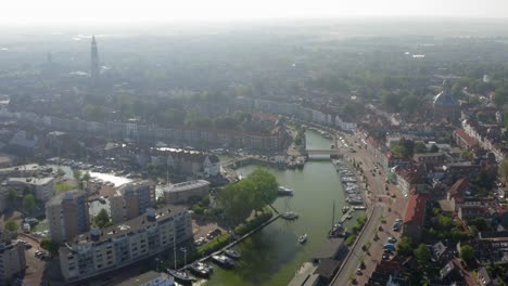 Toma-Aérea-De-La-Histórica-Ciudad-De-Middelburg,-Países-Bajos,-En-Una-Soleada-Tarde-De-Verano