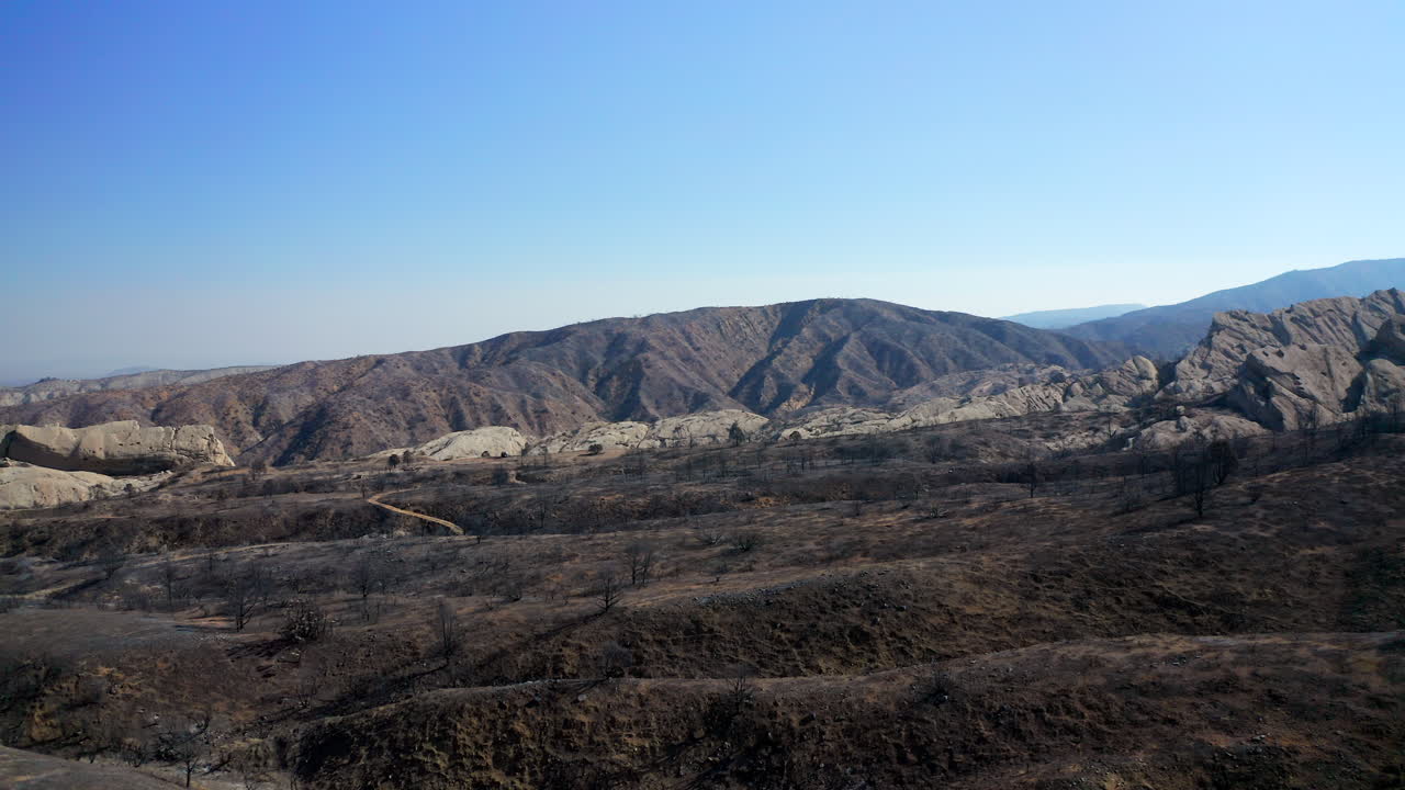 산 가브리엘 산맥은 남부 캘리포니아에서 계절 산불로 검게 그을렸습니다.