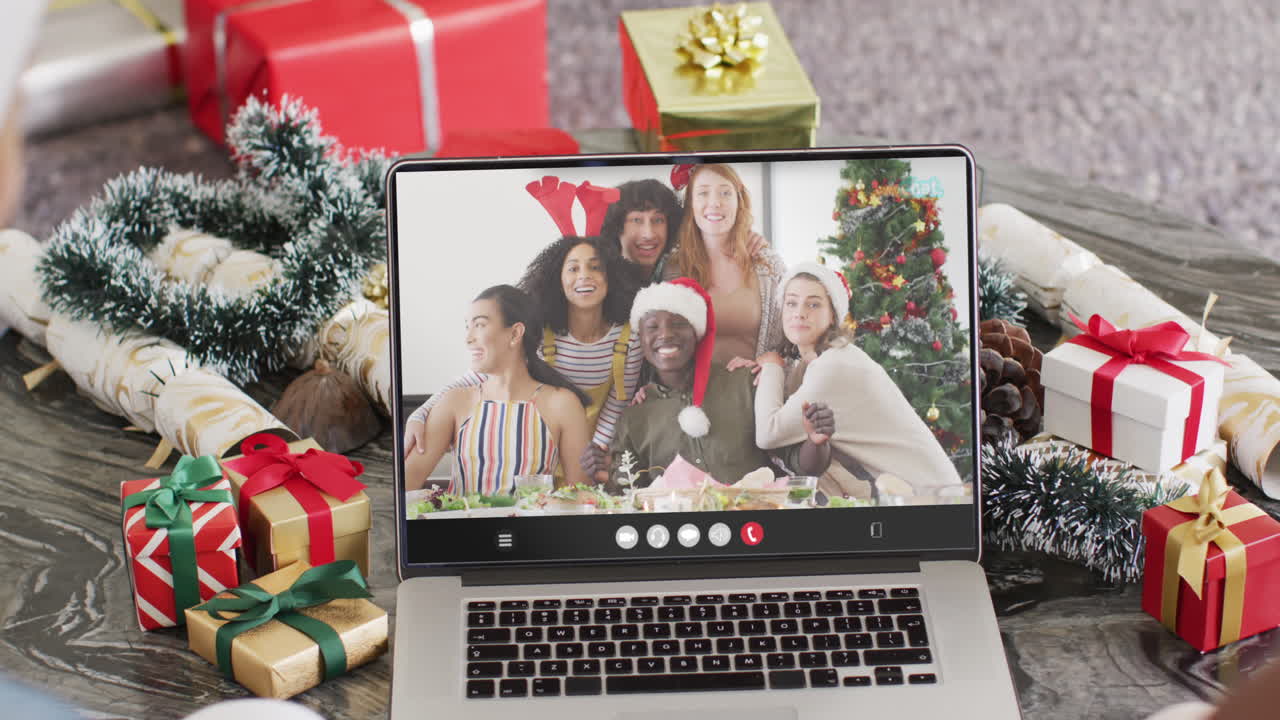 animación de diversos amigos en la llamada de video portátil en navidad