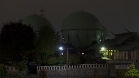 tanque de gasolina en japón, vista nocturna de tokio