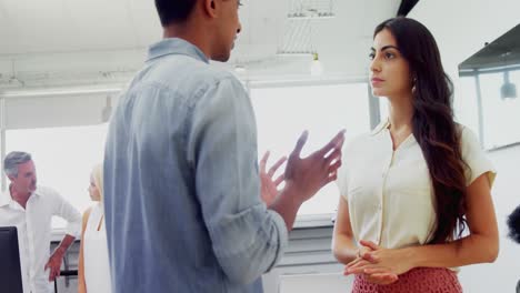 ejecutivos de negocios estrechando la mano en la oficina 4k