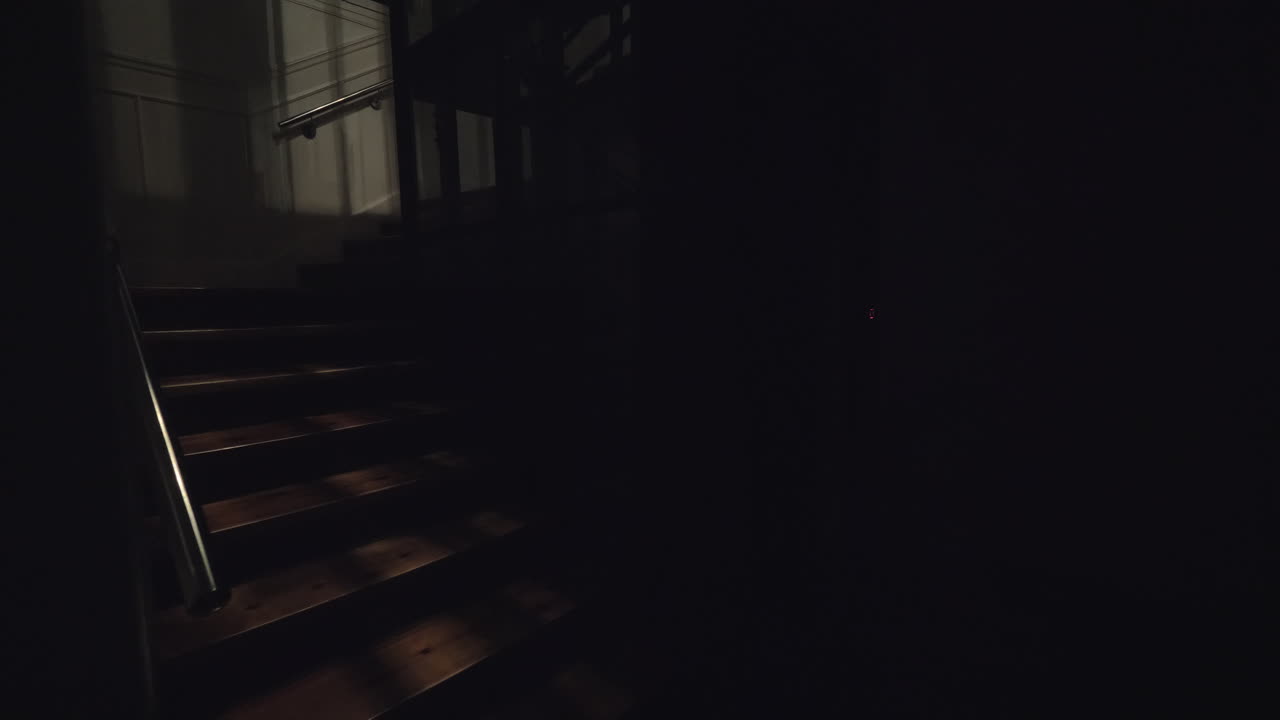 ascensor bajando en el pasillo de entrada oscuro