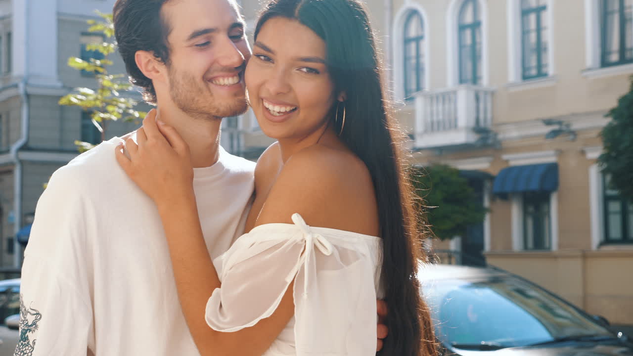pareja feliz posando al aire libre