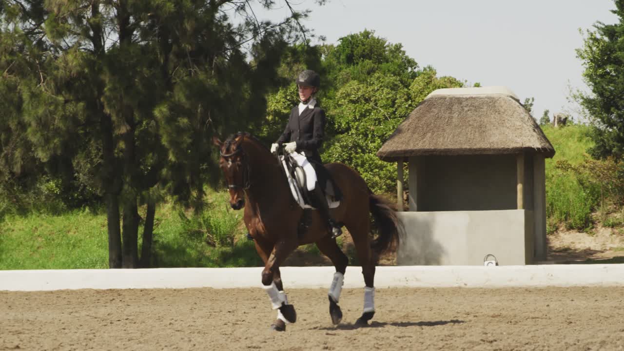 mujer caucásica montando su caballo
