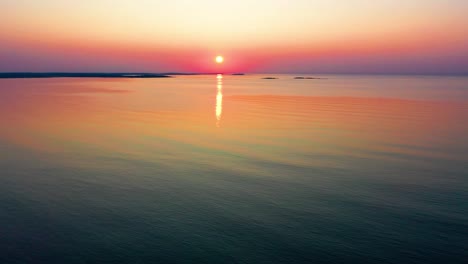 Wunderschöner-Sonnenaufgang-Am-Meer-Erhellt-Den-Himmel-Mit-Farbenfrohen-Orange-,-Rot--Und-Gelbtönen