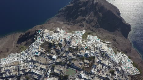 Aerial-tilts-from-Imerovigli-to-Skaros-Rock-as-cruise-ship-sails-past