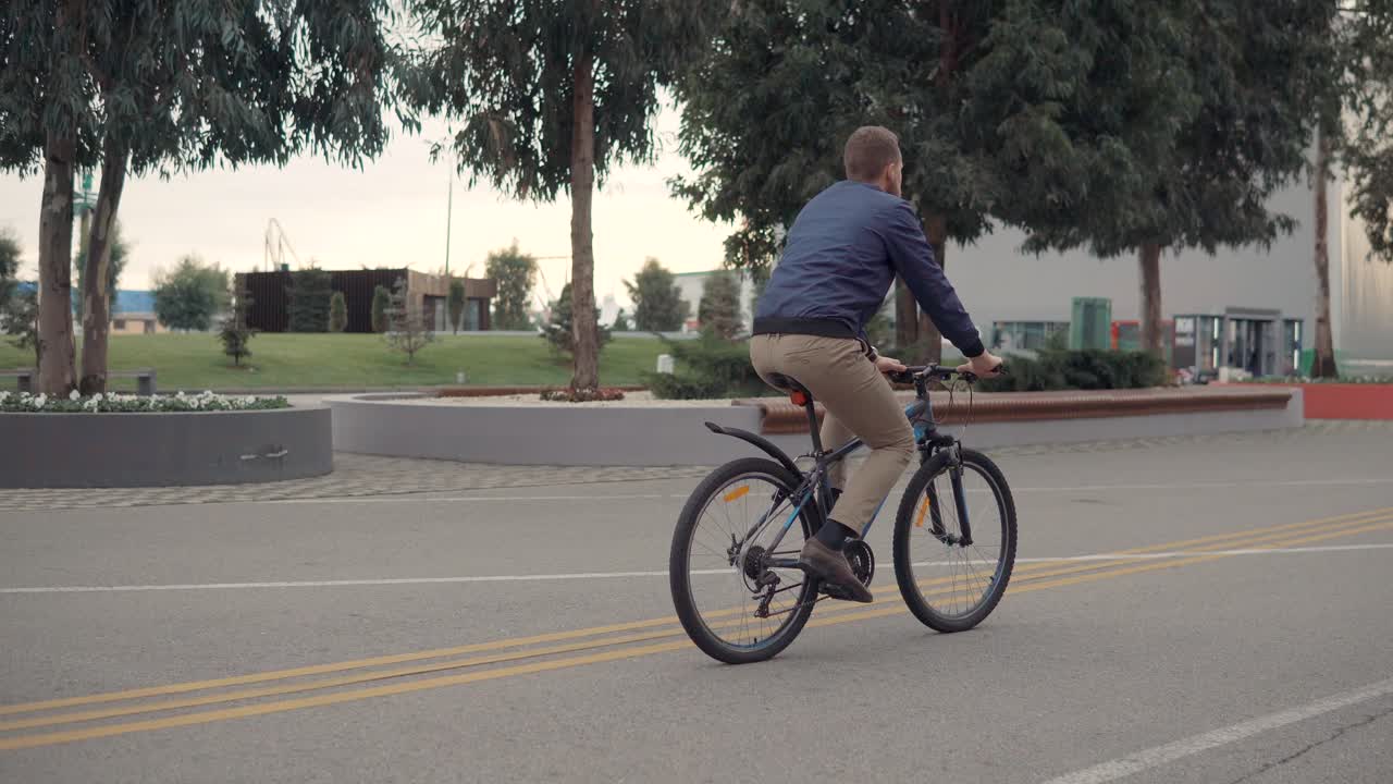 도시 거리에서 자전거를 타는 남자