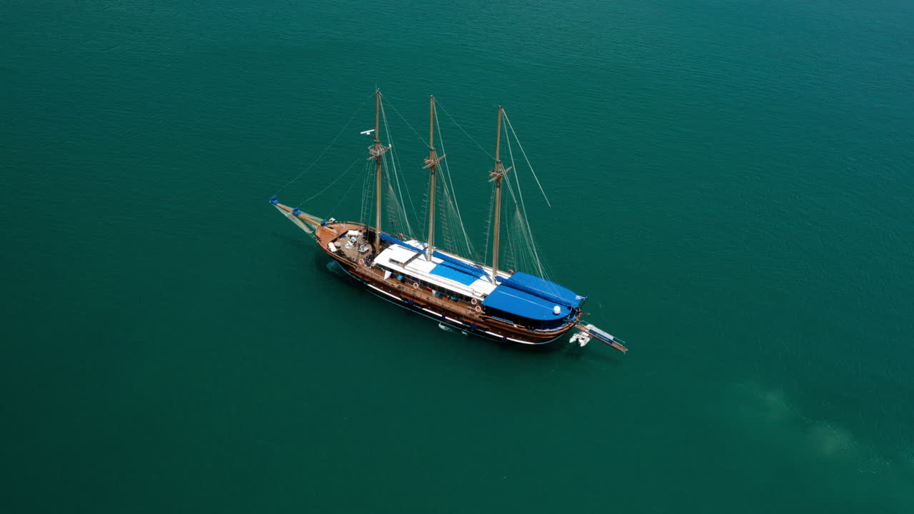 nafplion 근처 바다의 잔잔한 푸른 바다에서 항해하는 오래된 목조 선박