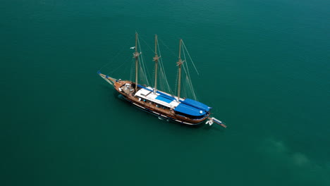 Viejo-Barco-De-Madera-Navegando-En-Las-Tranquilas-Aguas-Azules-Del-Mar-Cerca-De-Nafplion-En