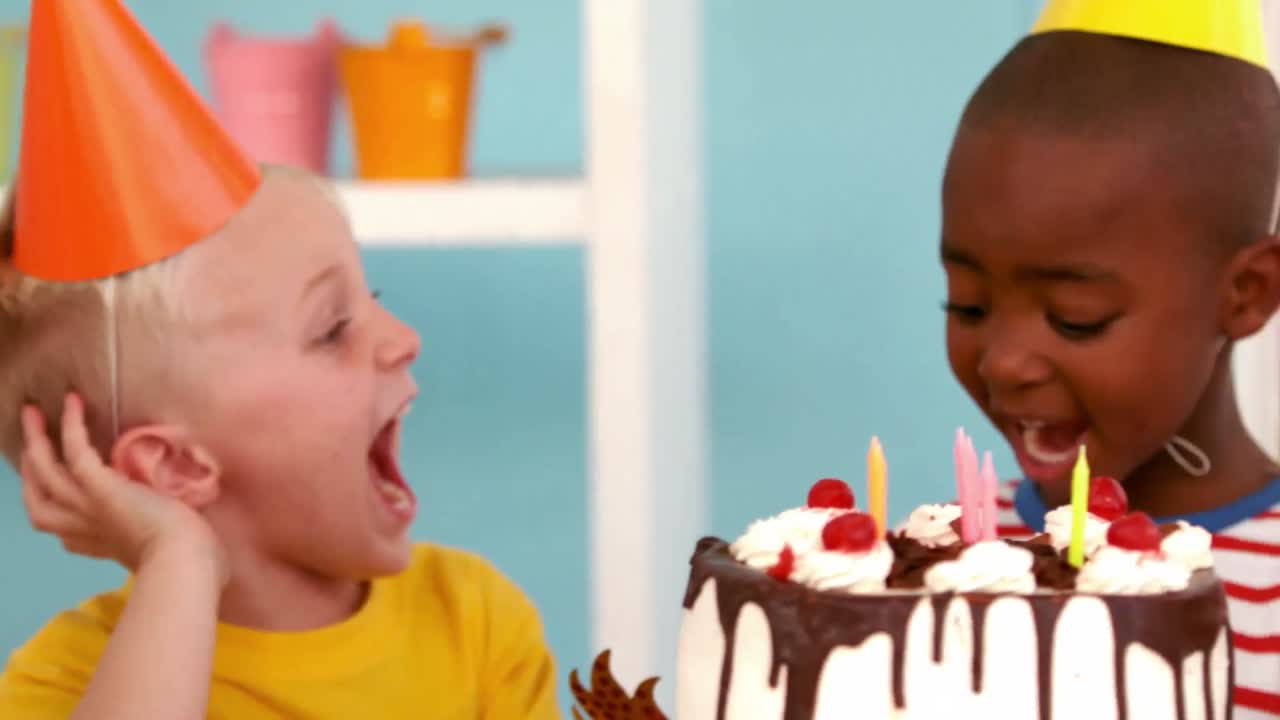 niños felices en una fiesta de cumpleaños