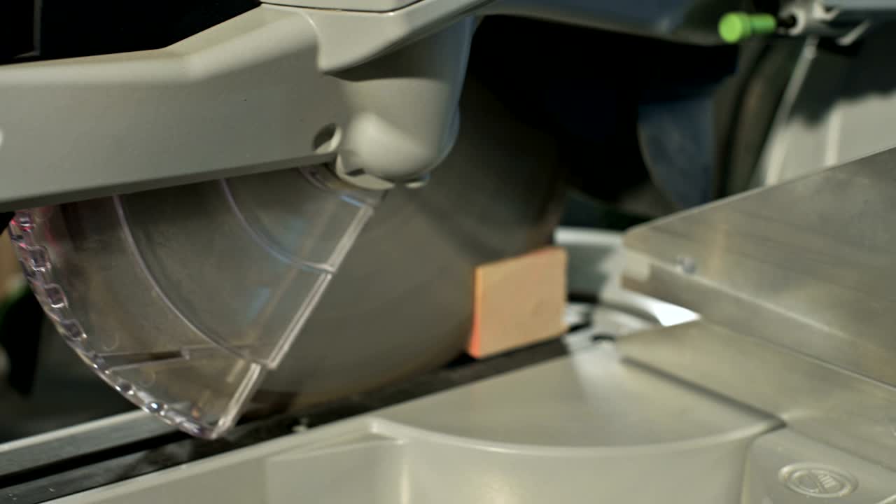 원형 도자기 를 사용 한 기계 에서 일 하는 사람 의 손 의 클로즈업