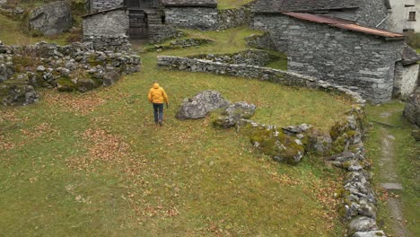 Drohne-Fliegt-über-Eine-Andere-Drohne-Und-über-Dem-Dorf-In-Cavergno,-Im-Vallemaggia,-Im-Kanton-Tessin,-Schweiz