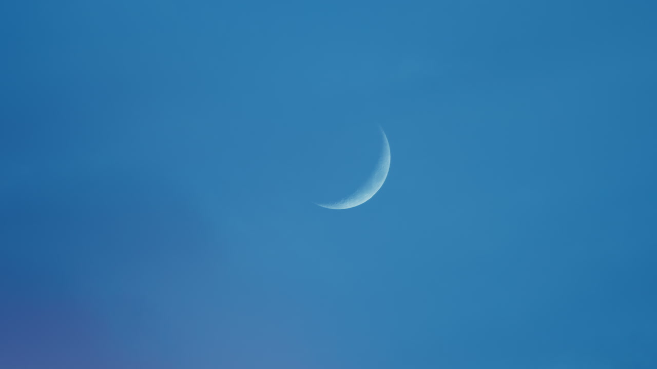 로맨틱한 발렌타인 나이트 타임 프를 통과하는 달 조각