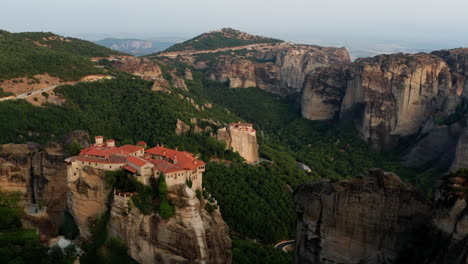 Monasterio-De-Varlaam-Con-El-Monasterio-De-Rousanou-Al-Fondo-Rodeado-De-Escarpados-Acantilados-En-El-Complejo-De-Meteora,-Grecia