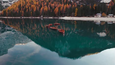 4K-Herbst-Herbst-Drohne-Antenne-Lago-Di-Braies-Pragser-Wildsee-Dolomiten-Italien