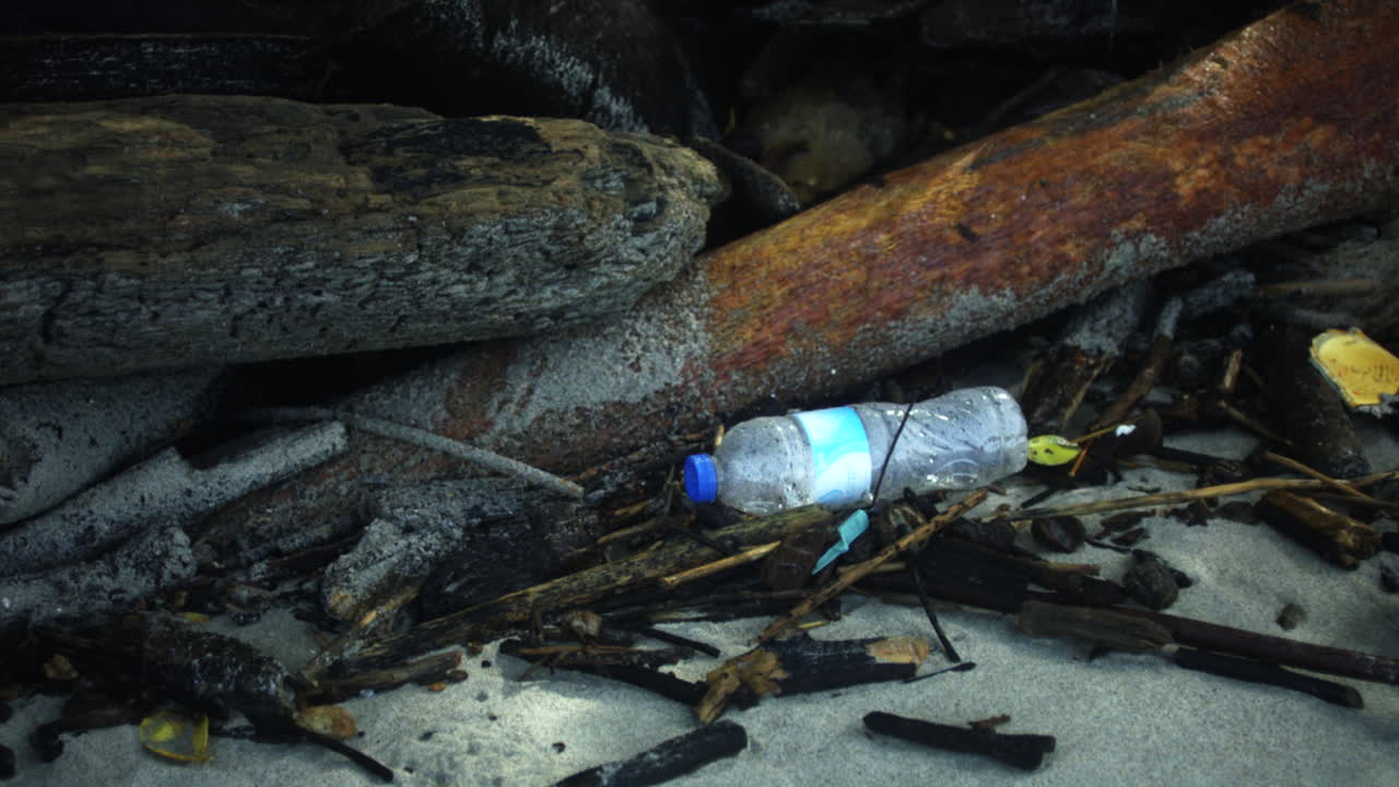 fotografía detallada de arena y basura