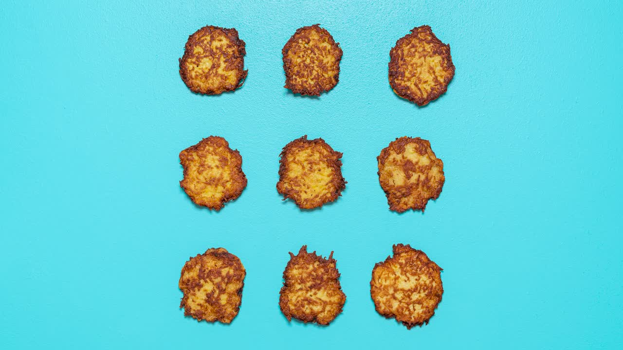 panqueques de patatas haciendo de stop motion video. vista superior con hash browns.