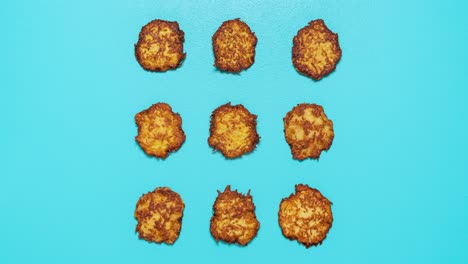 panqueques de patatas haciendo de stop motion video. vista superior con hash browns.