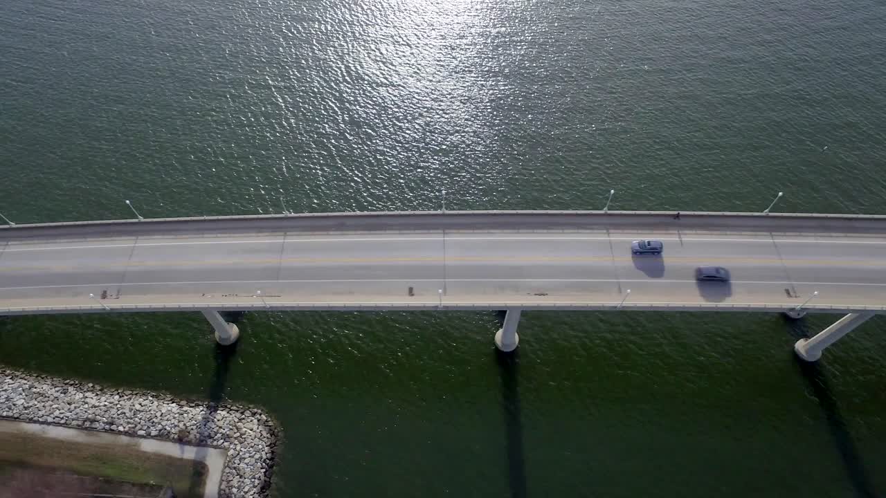 갈매기처럼 강 다리를 내려다보는 조감도와 그 아래를 지나는 자동차