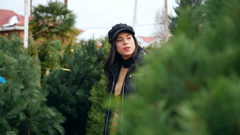 Una-Mujer-Comprando-Adornos-Navideños-En-Una-Granja-De-árboles-De-Navidad