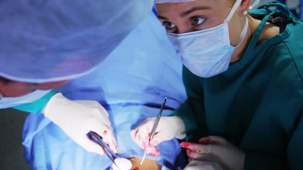 cirujanos que realizan una operación en la sala de operaciones