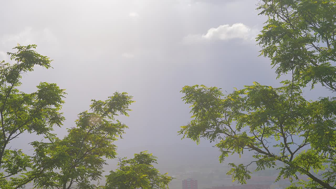 안개에 오래 된 이탈리아 도시 frosinone입니다. 공중선