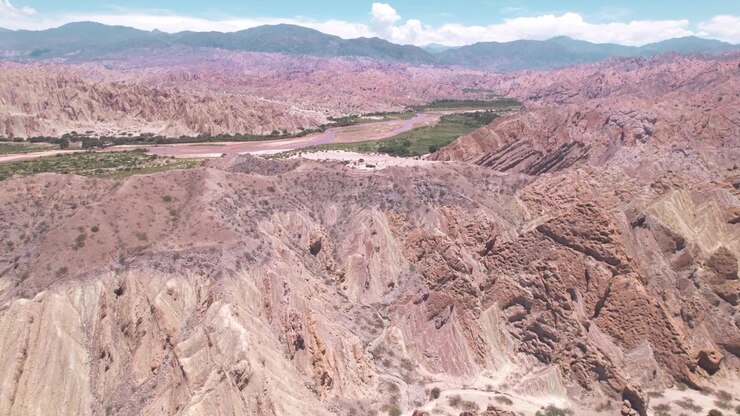 Vista Aerea 4K con Drone di Santa Rosa, Salta, Argentina. Formazioni Rocciose Bianche Uniche con Forme Geometriche e Drammatici Paesaggi Andini Modellati dall'Erosione Naturale
