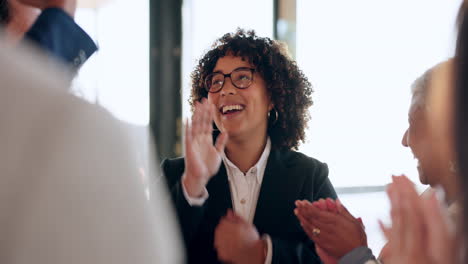 ganando, mujer feliz o hombres de negocios aplaudiendo