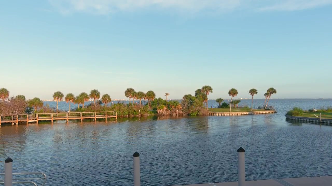 Kelly Park East, um parque à beira-mar do Condado de Brevard no Rio Banana em Merritt Island, Flórida, oferece vistas panorâmicas da lagoa, recreação na costa, acesso para barcos e oportunidades de observação.